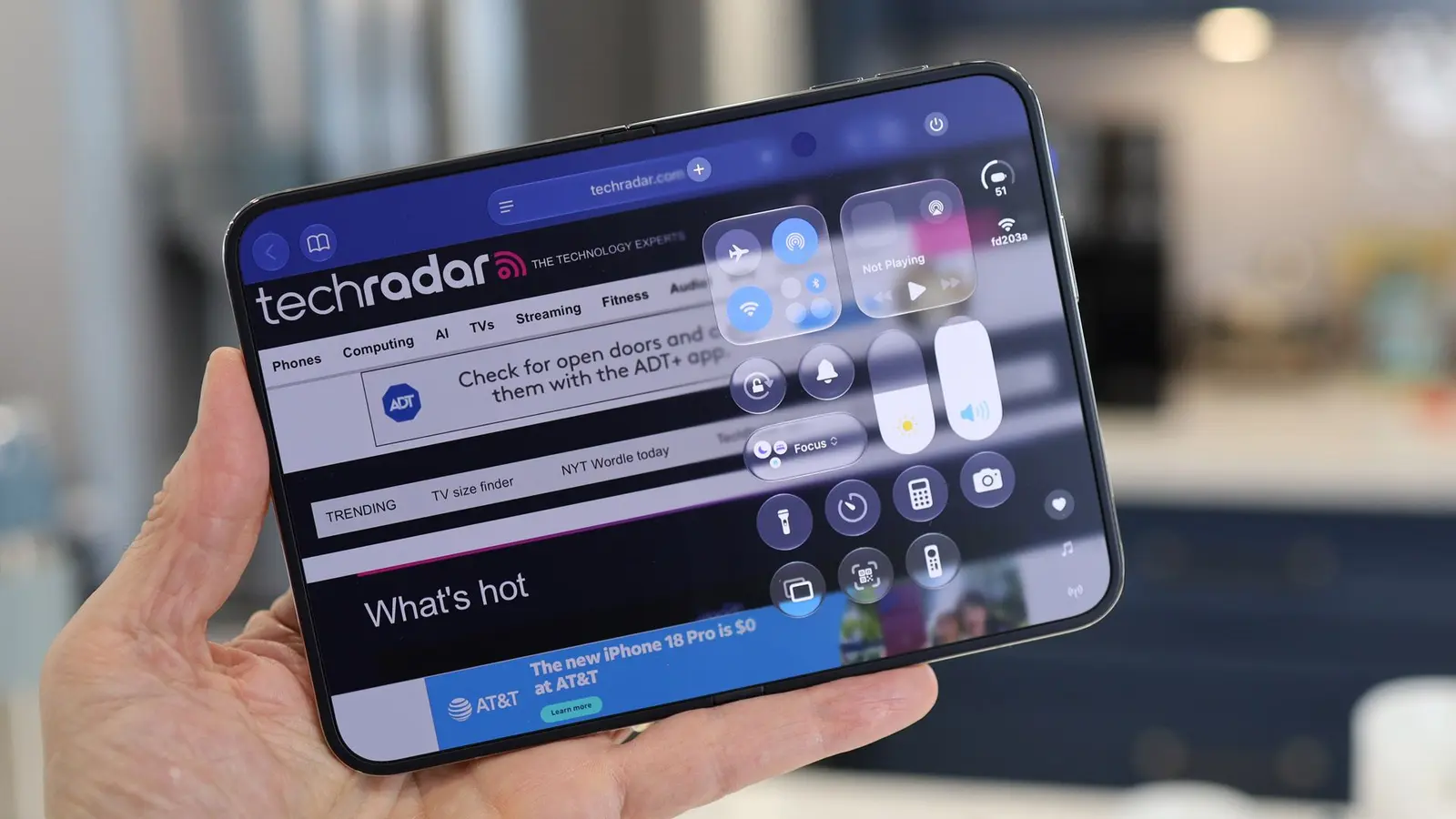 iPhone Duo: ecranul se sparge singur — e defect de producție sau de design?