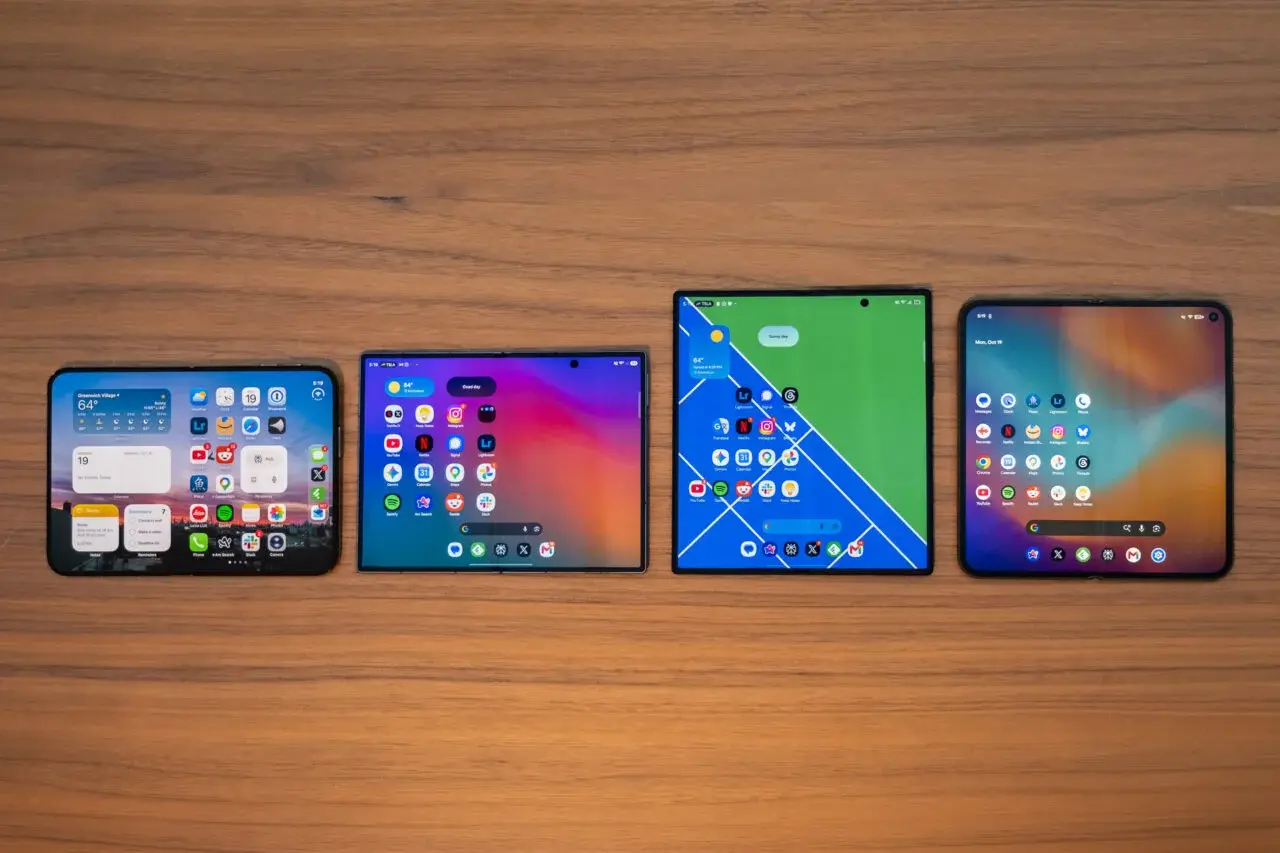 iPhone Duo, primul telefon pliabil al Apple, este acum disponibil