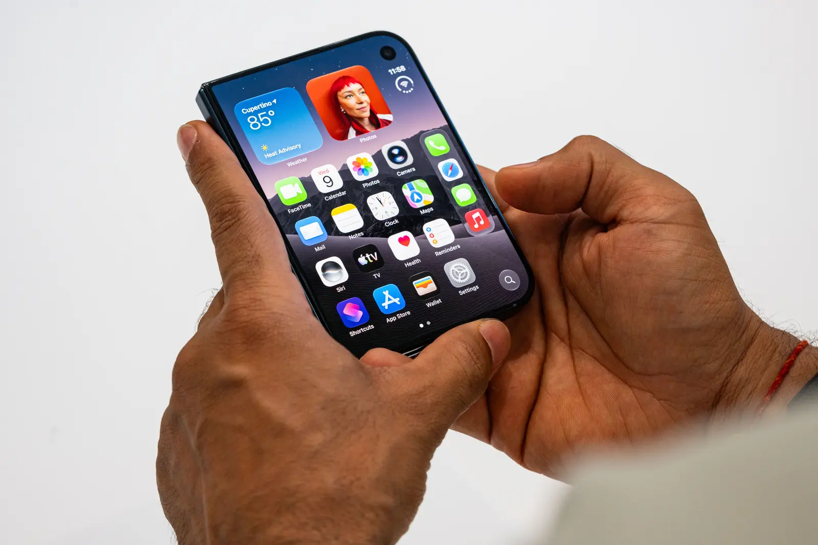 Apple lansează primul iPhone pliabil: iPhone Duo