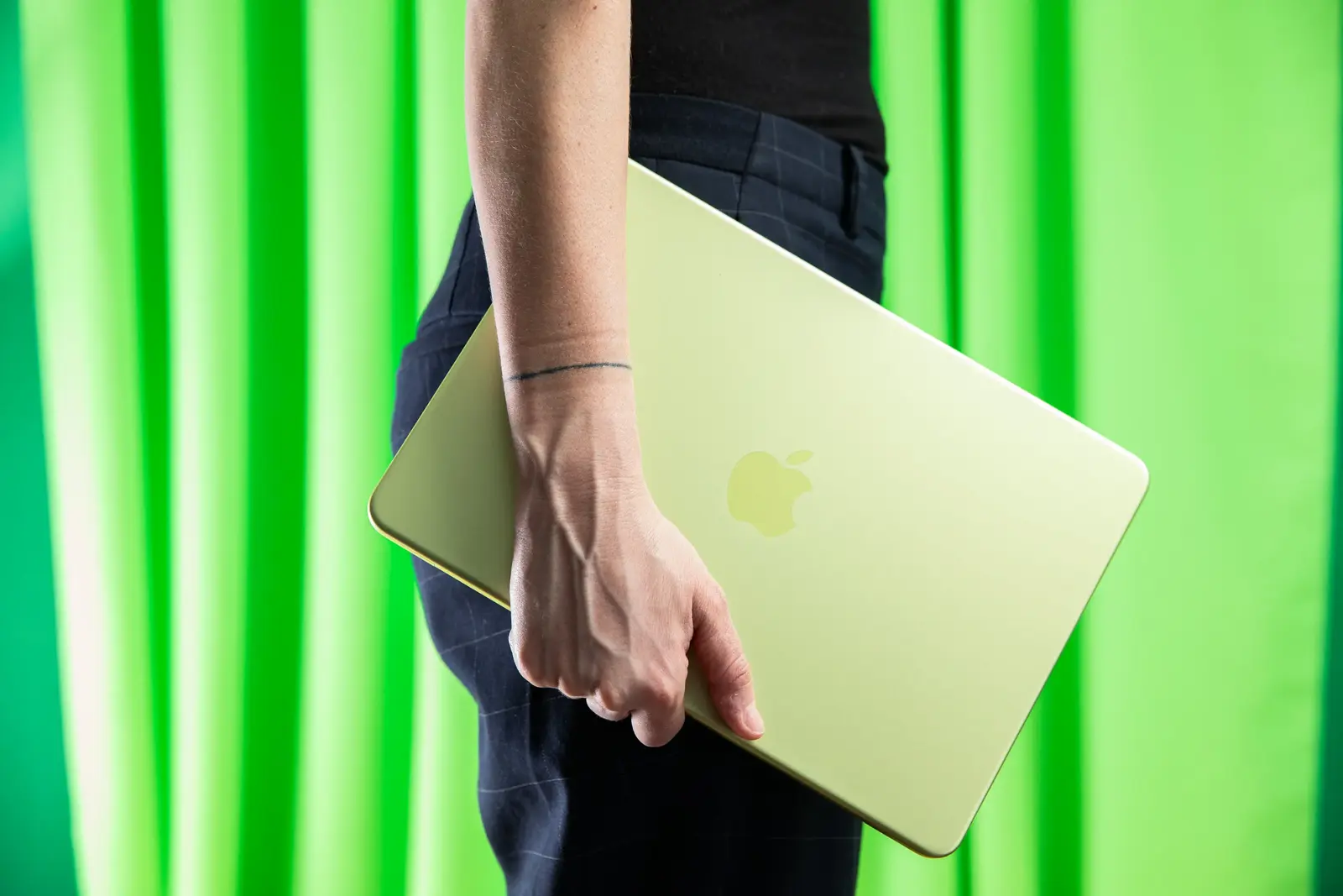 Apple scumpesc din nou laptopul pentru studenți
