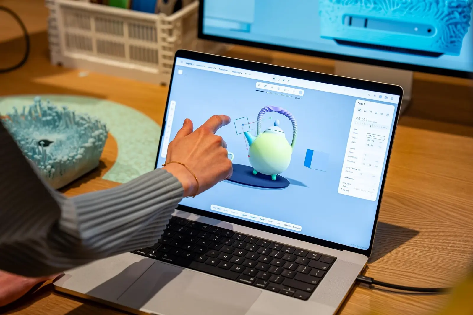 Apple lansează MacBook Pro cu ecran tactil și panou OLED