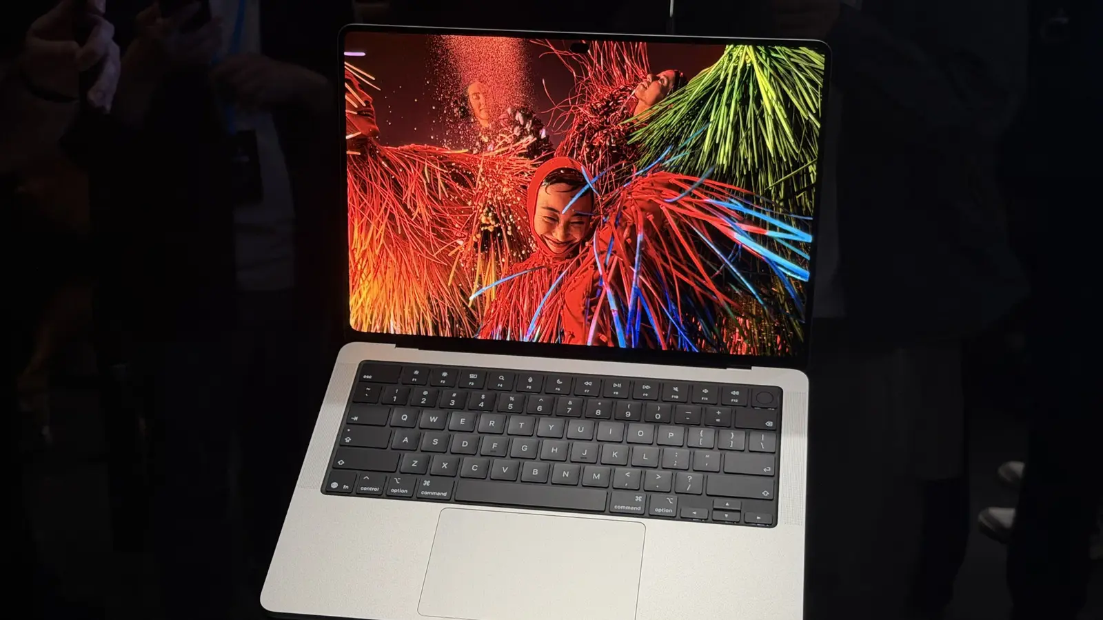 Apple lansează MacBook Pro cu ecran OLED și greutate de doar 1,36 kg