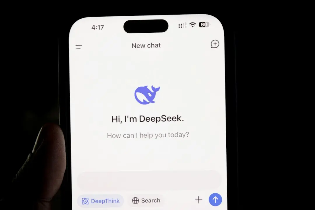 DeepSeek ignoră comanda de oprimire: cercetătorii au găsit o breș de securitate