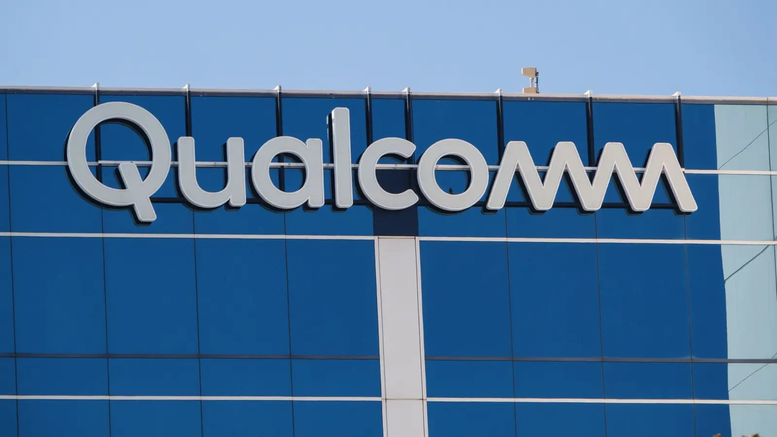 Qualcomm taie posturi global pentru a se concentra pe infrastructura de AI