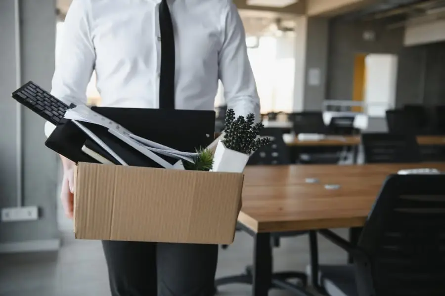 Tăieturi masive în tech 2026: Amazon, Meta și Microsoft afectează 196.000 de angajați